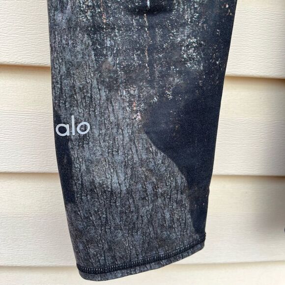 Alo Yoga stormy night sky capri high-waisted leggings, tight and flattering, XS - Picture 6 of 8